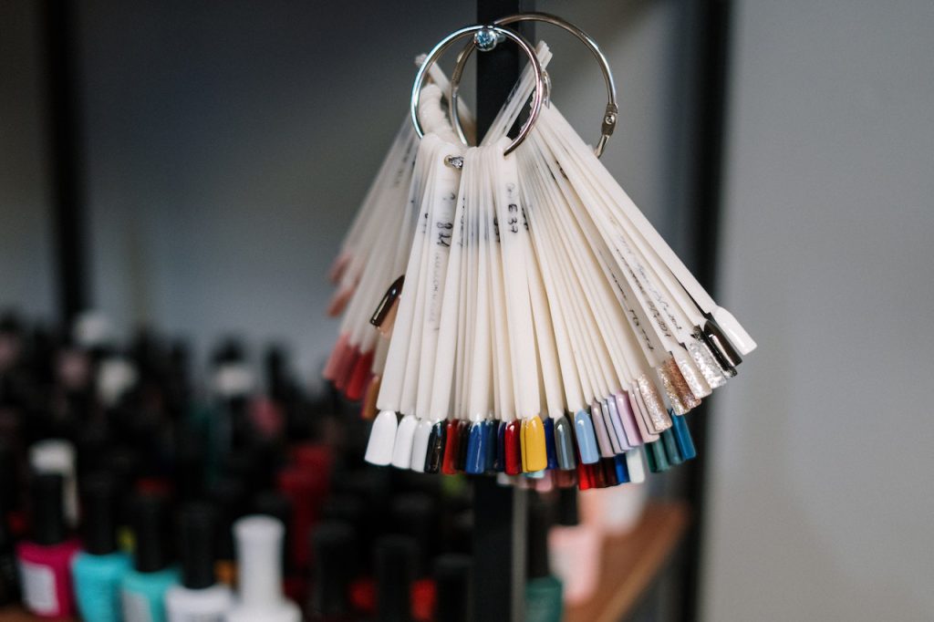 Paznokcie butelkowa zieleń - z czym łączyć?