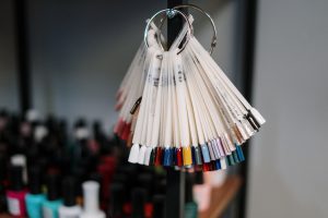 Paznokcie butelkowa zieleń - z czym łączyć?