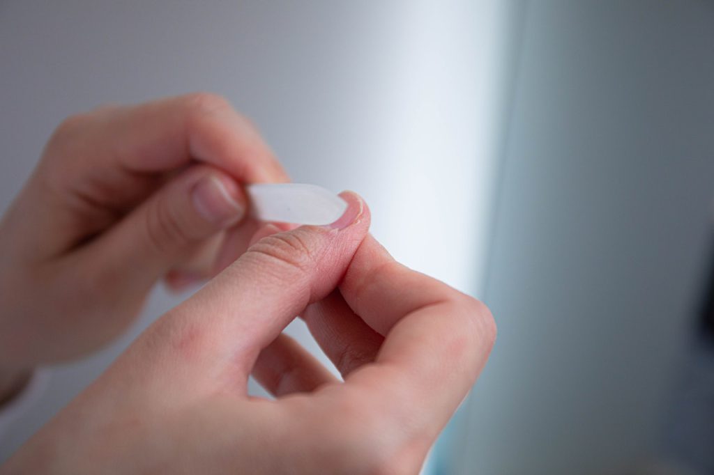 Jak usunąć skórki z paznokci?